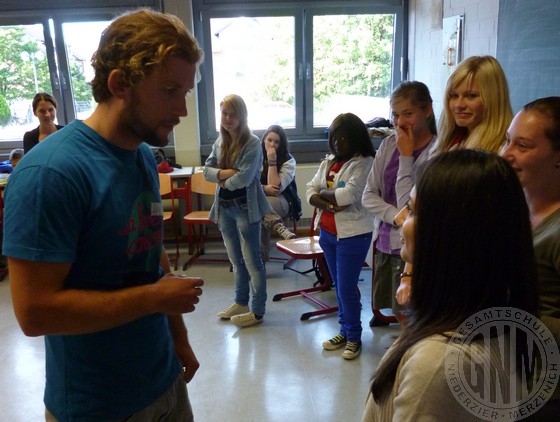 Junge Trainer von Wellenbrecher e.V. führten mit Achtklässlern der Gesamtschule Niederzier/Merzenich ein Anti- Gewalttraining durch. 