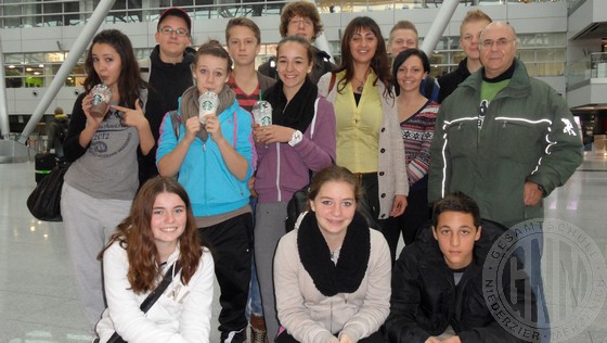 ein erstes foto - aus dem flughafen düsseldorf - von der munteren reisegruppe, die wohlbehalten in izmir gelandet ist.  alle schüler/innen sind mit herzlicher freude von den familien in empfang genommen worden.