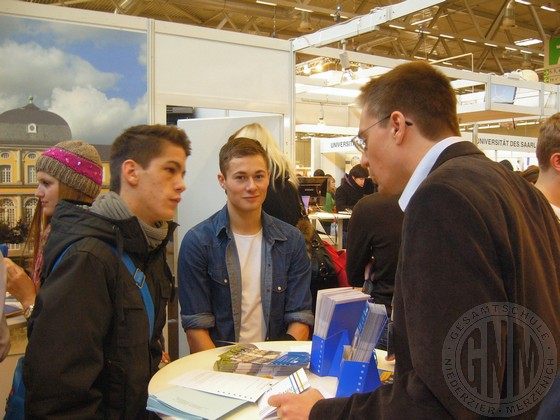 Fabian Dohmen (re.) und Manuel Gooßens informierten sich am Stand der Uni Bonn.