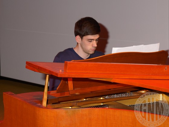 Stefan am Klavier.