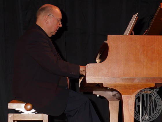 Herr Kleinbauer am Klavier.