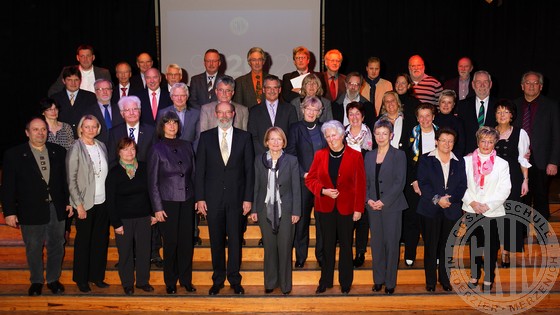 20 Jahre Gesamtschule Niederzier/Merzenich- beim Abschluss des Festaktes versammelten sich alle Ehemaligen und jetzigen Verantwortlichen