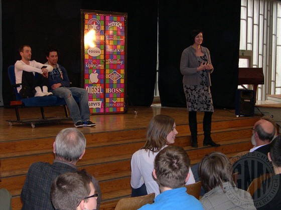Nach der Vorführung diskutierte Theaterpädagogin Julia Giertz mit den Schauspielern und den SchülerInnen noch ein Gespräch.