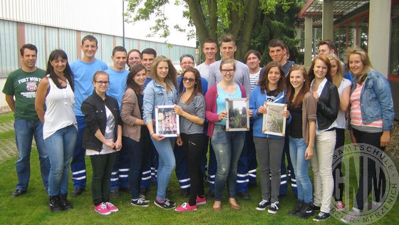 Gruppenfoto mit Bilderrahmen- die Teilnehmerinnen der Mädchentechnikwoche der Gesamtschule Niederzier/Merzenich und der RWE Huchem-Stammeln.
