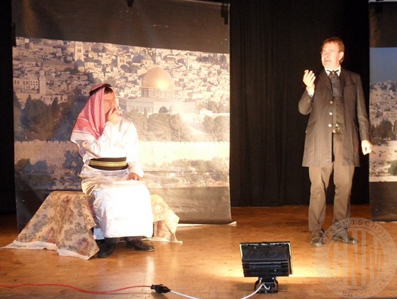 Szene aus dem Theaterstück Nathan der Weise, das das Forum Theater Wien an der Gesamtschule Niederzier präsentierte.