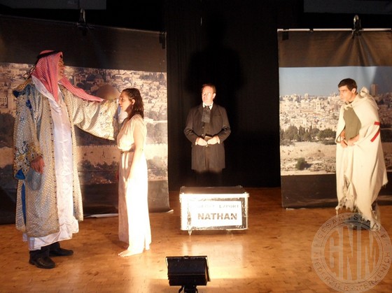 Szene aus dem Theaterstück Nathan der Weise, das das Forum Theater Wien an der Gesamtschule Niederzier präsentierte.