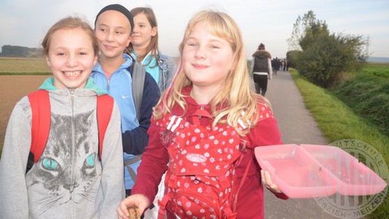 Frisch gestärkt und gut gelaunt machten sich diese jungen Schülerinnen auf den Weg.