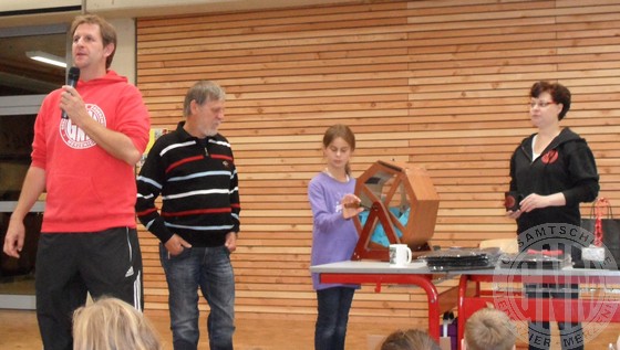 Der Förderverein organiserte eine Tombola in der Aula.