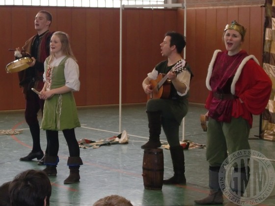 Für ihre schülernahe Darbietung erhielt das Ensemble des White Horse Theatre großen Applaus