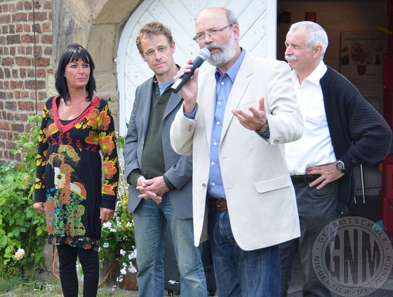 Schulleiter Hermann-Josef Gerhards vor den Kunstlehrern Gaby Rahier, Thomas Metz und Gottfried Schwarz vom Verein für Kultur und Denkmal Merzenich e.V.