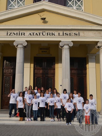 Vor dem Portal des Atatürk Lisesi.