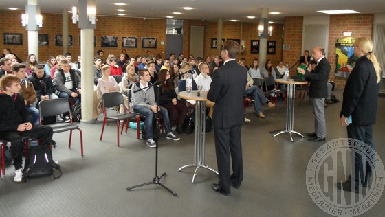 Die Bürgermeisterkandidaten vor dem jungen Wählern der Gesamtschule Niederzier/Merzenich.