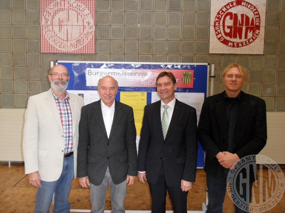 Die Kandidaten Hermann Heuser und Peter Frohn mit Schulleiter Hermann-Josef Gerhards und Koordinator Daniel Didion.