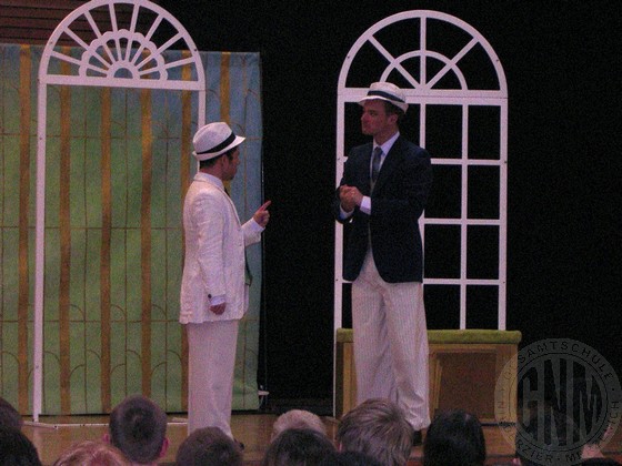 Szenen aus dem englischsprachigen Theaterstück des White Horse Theatres.