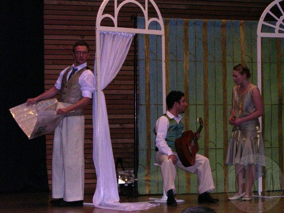 Szenen aus dem englischsprachigen Theaterstück des White Horse Theatres.