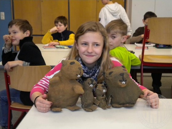 Tabea Krückel mit ihrer aus Pappmaché gebastelten Biberfamilie.