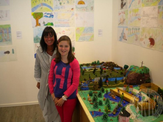 Lucy Sattler, stellvertretend für ihre Klasse 5e in der Kunstakademie Heimbach mit ihrer Kunstlehrerin Gaby Rahier.