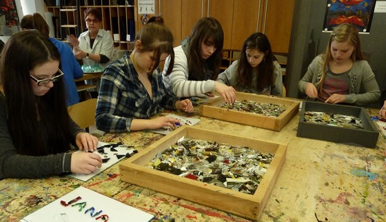 Die SchülerInnen bei der selbständigen Arbeit im Glasmalereimuseum Linnich