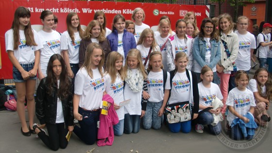 Die jungen Sängerinnen der ChorAlle mit Leiterin Irmgard Fiergolla in Köln.