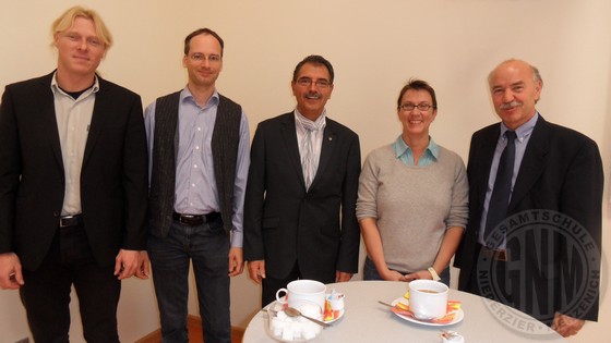 Peter Münstermann (Mi.) und Niederziers Bürgermeister Hermann Heuser neben den LehrerInnen Daniel Didion, Daniel Rütten und Jutta Mielke.