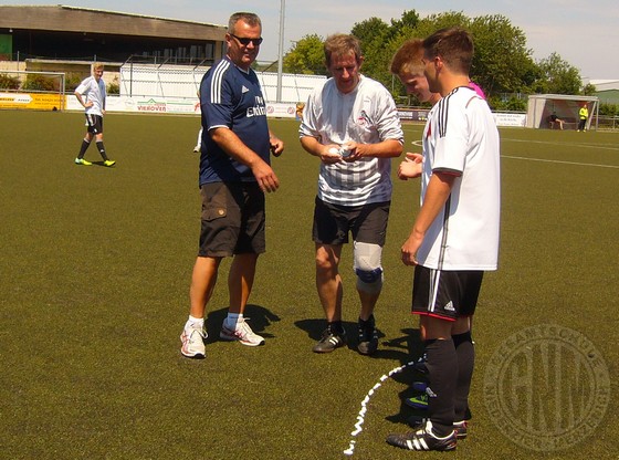 Auch das Freistoßspray wurde beim SV-Turnier eingesetzt- in Form von Sprühsahne.