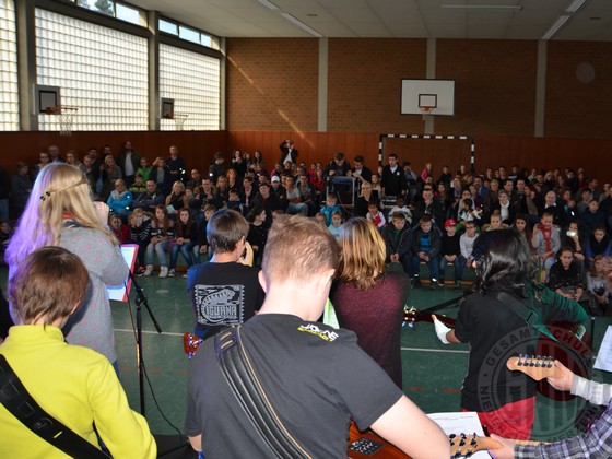 In der gut besuchten Turnhalle spielten verschiedene Musikgruppen.