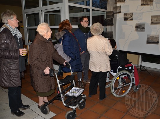 Thomas Reibel erläutert die Idee seiner Installation 