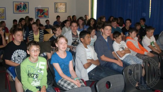 Konzentriert hörten die jungen SchülerInnen dem Vortrag der Schriftstellerin zu.