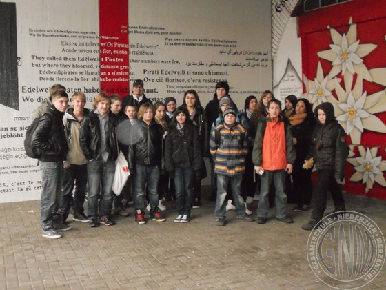 Die Projektgruppe von Stefan Walper besuchte das Mahnmal „gegen das Vergessen“ in Köln-Ehrenfeld.