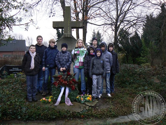 Auch die Kriegsgräberdenkmäler wurden von SchülerInnen der Gesamtschule Niederzier/Merzenich gesäubert.