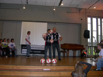 Mervan Ceylan und Gotthard Vaassen präsentierten eine Volleyball-Jonglage.