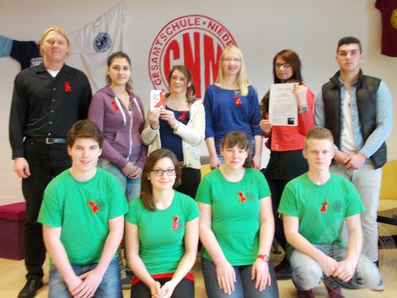 Unsere SV-Schüler mit Urkunde und kleinem Dankeschön von der Aidshilfe.