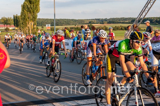 Andi (grüenes Trikot) bei der Zieleinfahrt.