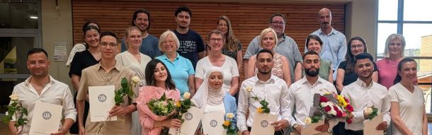 Strahlende Gesichter - bei AsolventInnen und Lehrkräften der Externenprüfung 2026